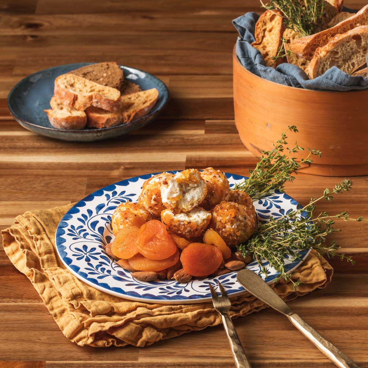 Brigadeiros de chévre com damasco e amêndoa