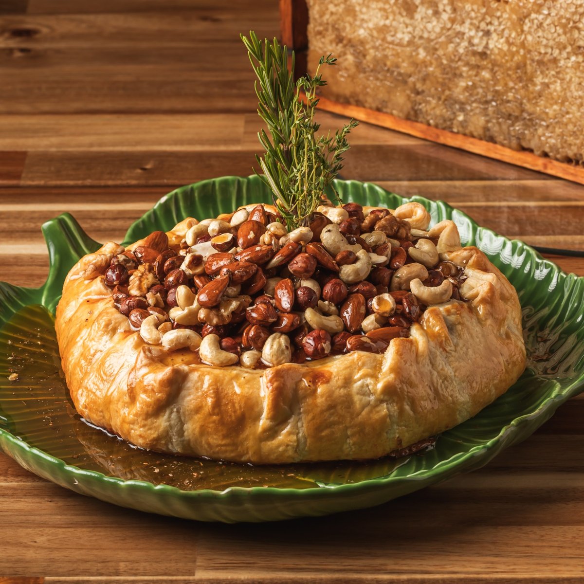 Brie folhado com nuts caramelizados com mel