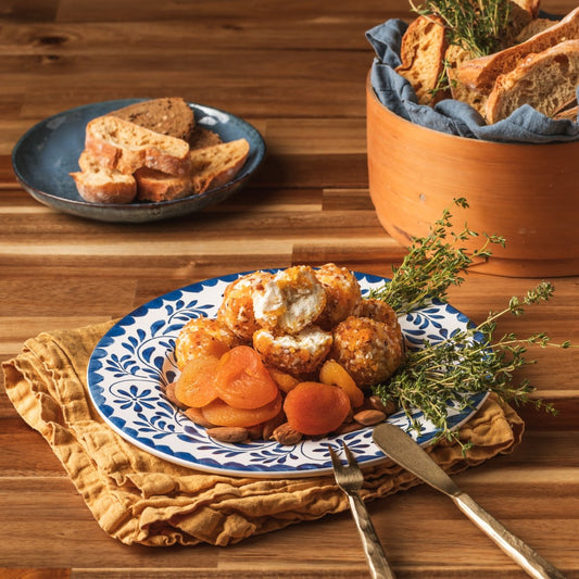Brigadeiros de chévre com damasco e amêndoa