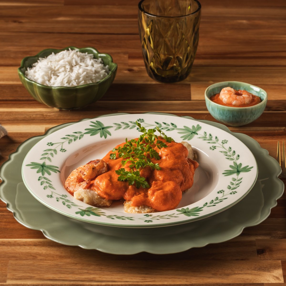 Filet de pescada ao molho de tomate com camarão